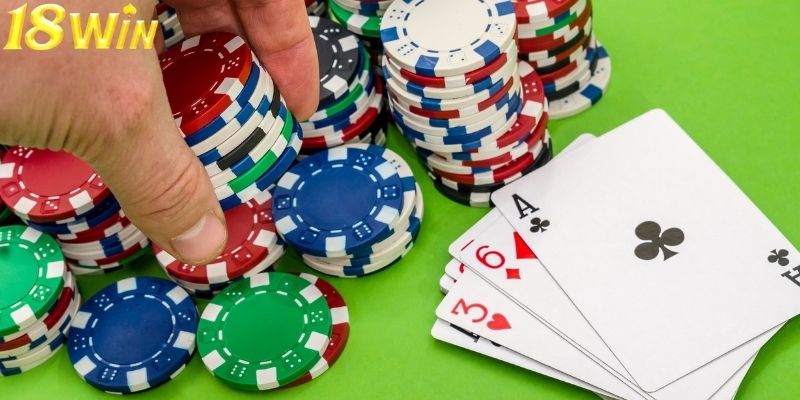 Một ván Poker thường bắt đầu bằng việc nhận được các quân bài riêng